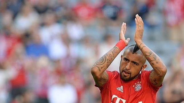 Vidal saluda a los aficionados del Bayern