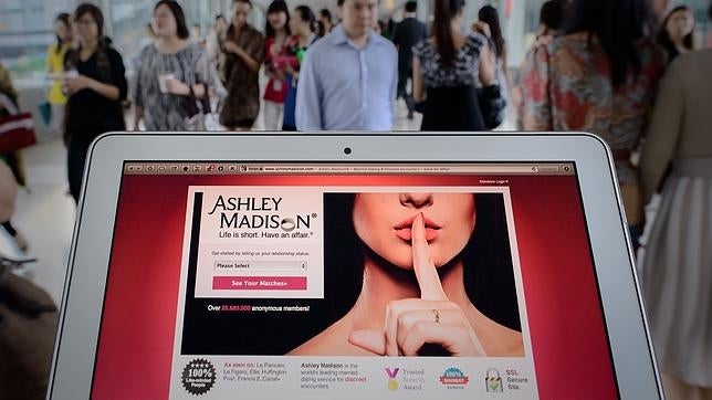 ¿Creó Ashley Madison identidades femeninas falsas para atraer usuarios masculinos?