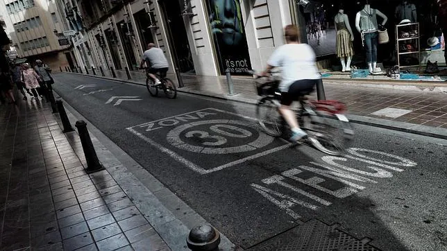 Dos ciclistas transitan por una de las zonas del centro de Valencia con la velocidad limitada a 30 por hora