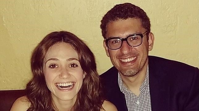 La actriz Emmy Rossum se compromete con Sam Esmail
