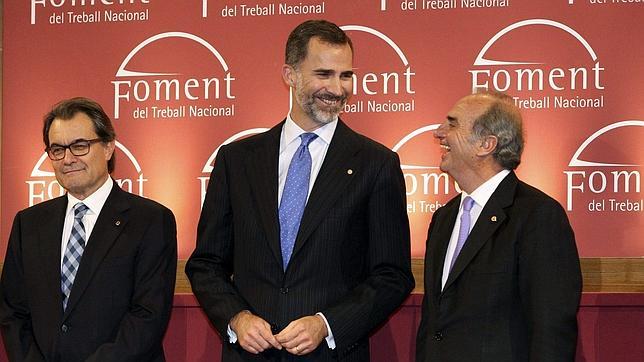 El Rey Don Felipe, junto a Artur Mas y Joaquim Gay de Montellà, durante la entregra de los premios de Fomento