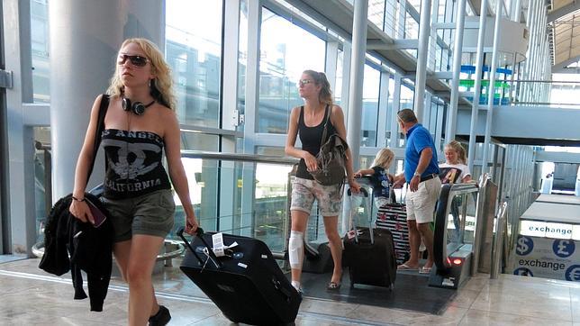 Pasajeros en el aeropuerto de Alicante-Elche