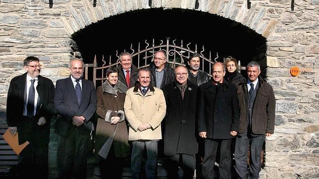Imagen de Puig en su etapa de alcalde de Morella junto a los miembros de la Fundación Ramón Llull
