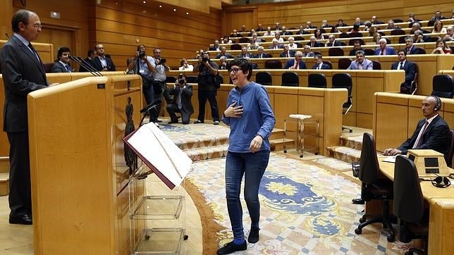 La senadora sorda de Podemos ya ocupa su asiento en la Cámara Alta