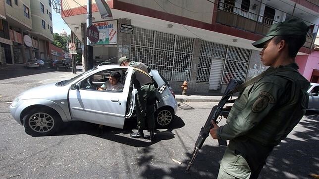 Agentes de la Guardia Nacional Bolivariana inspeccionen un vehículo en la frontera con Colombia