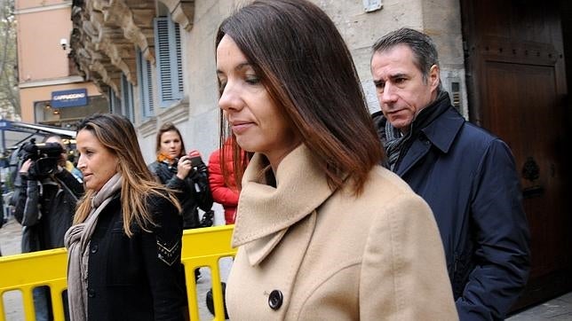 El PP balear suspende de militancia a la consejera que amañó un concurso