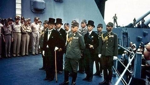 Los representantes de Japón en el USS Missouri antes de firmar la rendición (U.S. NATIONAL ARCHIVES)