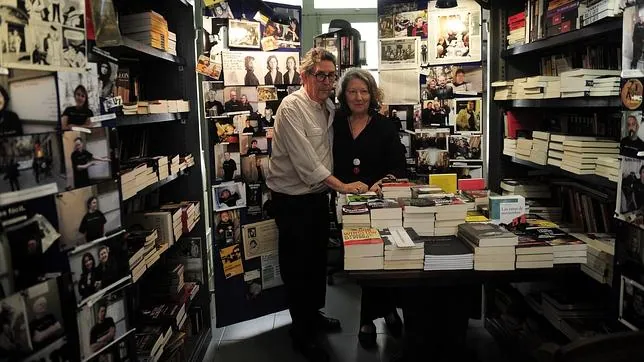 Paco Camarasa y Montse Calvé, en la librería Negra y Criminal de Barcelona, que cerrará el 3 de octubre