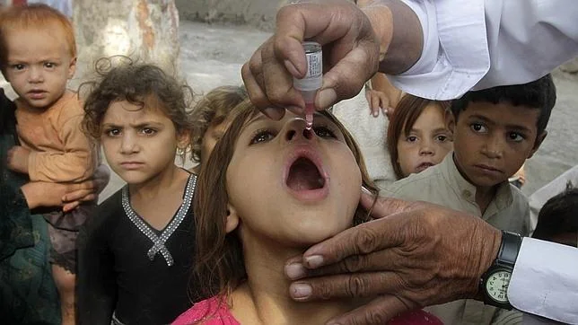 Vacunación contra la polio en Afganistán. Esta enfermedad había sido erradicada de Europa en 1999, pero hubo un brote con 14 casos en Rusia en 2010