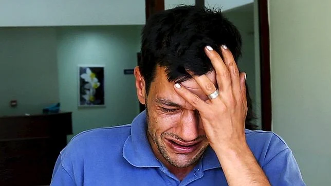 Abdullah Kurdi, padre del pequeño Alyan, desconsolado tras reconocer el cadáver de su hijo en la morgue de Mugla, Turquía.
