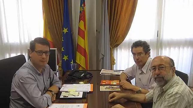 Imagen del despacho del alcalde de l'Alcora con la bandera de España oculta tras una cortina