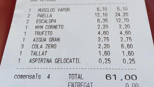 Imagen de la factura del restaurante donde se ve el cobro de la aspirina