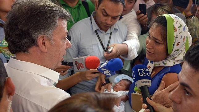 El presidente Santos habla con colombianos deportados de Venezuela, en Cúcuta