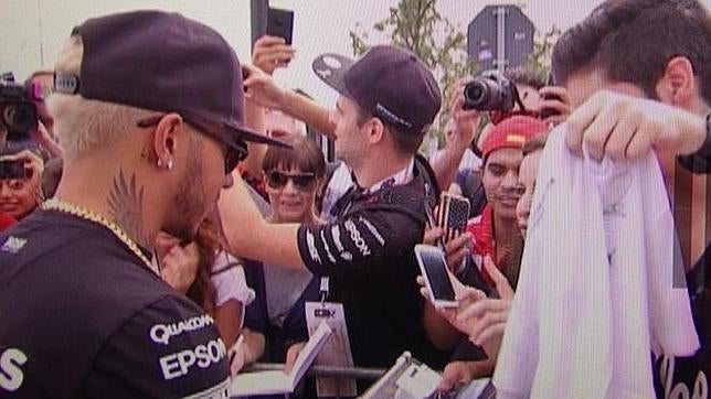 Lewis Hamilton sorprende en Monza teñido de rubio