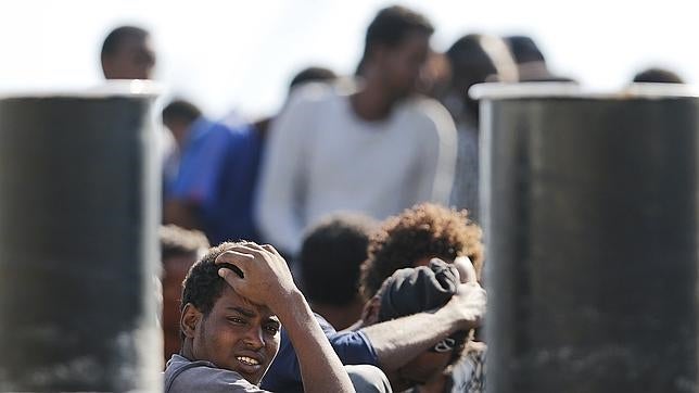 Inmigrantes rescatados por los guardacostas italianos en el puerto de Mesina, en una imagen de archivo