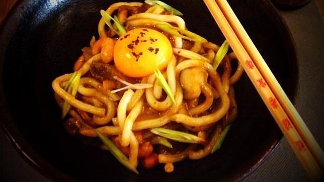 Lengua de cerdo estofada con noodles, anacardos, setas shitake y yema de huevo