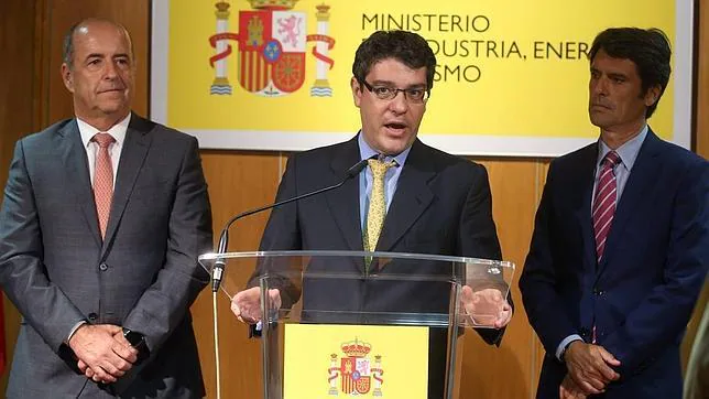 El exdirectivo de Asinca, ahora consejero de Industria, Pedro Ortega (i.); Álvaro Nadal y Enrique H. Bento
