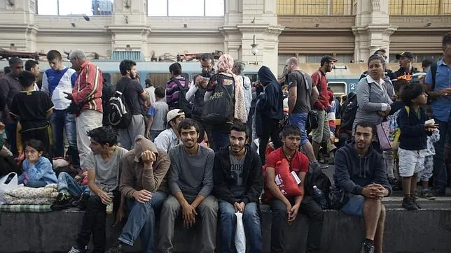 Refugiados esperan en un andén de la estación de trenes Keleti en Budapest