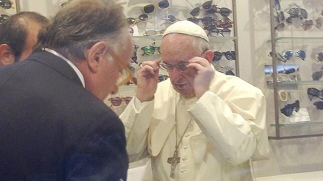 El Papa se prueba unas gafas en un barrio de Roma, este 3 de septiembre