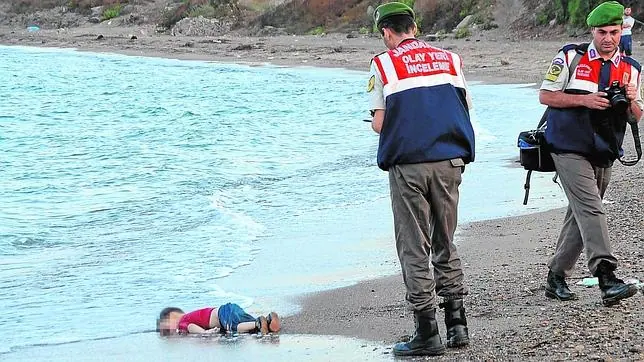 El pequeño Aylan Kurdi, antes de que su cuerpo fuera rescatado por los gendarmes turcos
