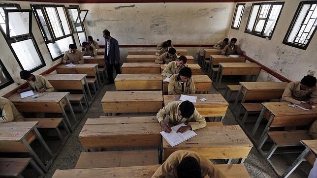 Un grupo de estudiantes de Yemen durante la realización de un examen