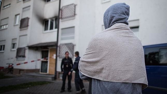 Un inmigrante espera afuera del albergue localizado en Heppenheim, Alemania