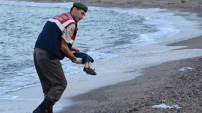 Un policía tarslada con ternura el cadáver del niño Aylan, de solo 3 años, encontrado muerto en la playa turca de Ali Hoca Burnu