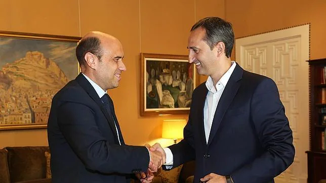 Gabriel Echávarri y César Sánchez, durante la reunión mantenida esta mañana