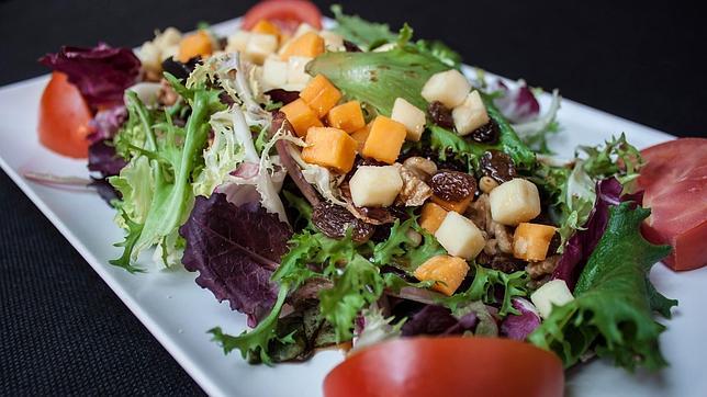 Ensalada de quesos, frutos secos y vinagreta de miel, en el restaurante El Gallo