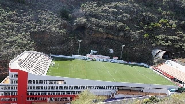 Un campo de fútbol sobre oficinas y entre montañas