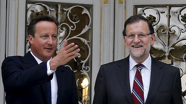 Mariano Rajoy junto a David Cameron este viernes en La Moncloa