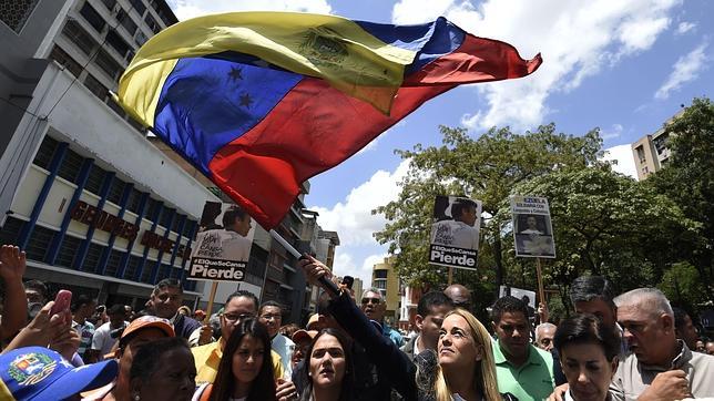 Tintori ondea la bandera nacional este viernes en Caracas