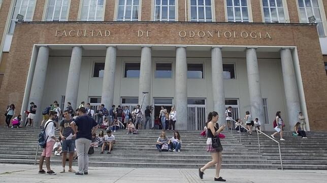 Estudiantes pasean por la Facultad de Odontología de la Universidad Complutense de Madrid