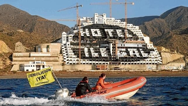 Activistas de Greenpeace piden la demolición del hotel del Algarrobico, en Almería