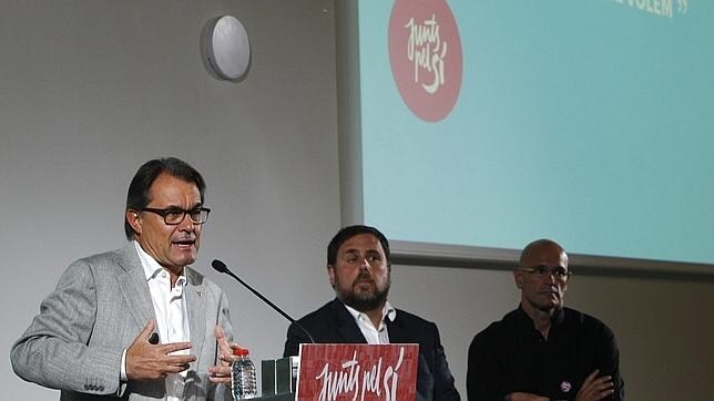El presidente de la Generalitat Artur Mas, acompañado por el número cinco de «Junts pel Sí» Oriol Junqueras y el número uno, Raül Romeva