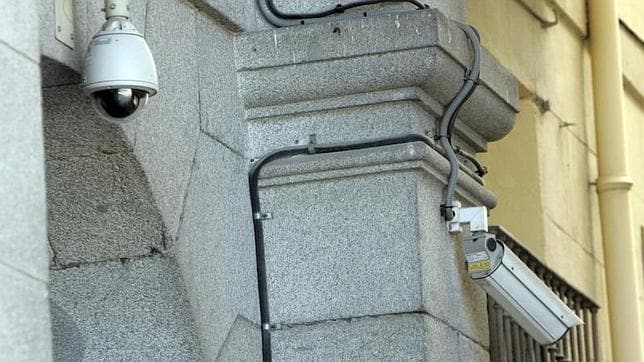 Varias cámaras de videovigilancia controlan los accesos a una plaza madrileña