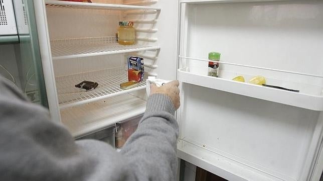 Un frigorífico, cais vacío, con algunos alimentos a punto de caducar