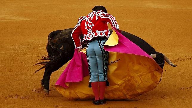 Morante de la Puebla, en Ronda, con un terno bicolor