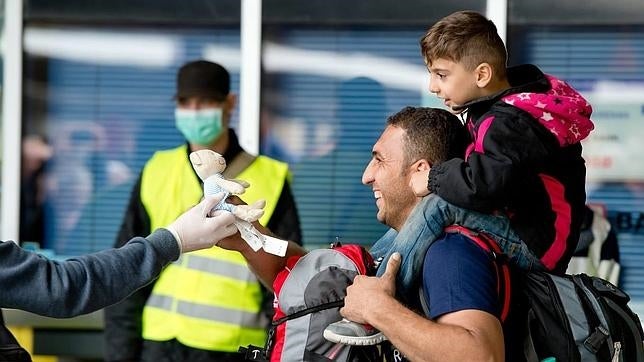 Alemania recibe a cientos de refugiados tras una odisea en una Hungría hostil