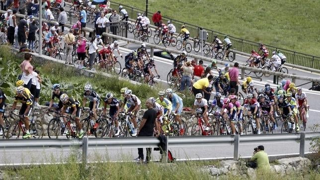 El pelotón, durante una etapa de la Vuelta