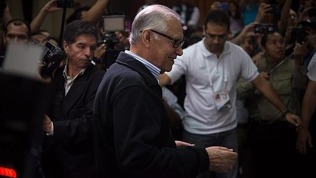 El presidente de Guatemala vota y pide a la ciudadanía defender la democracia