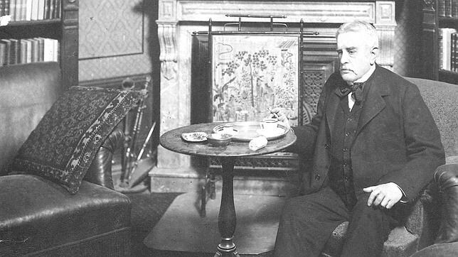 Juan Valera, en su domicilio, en una foto de 1895