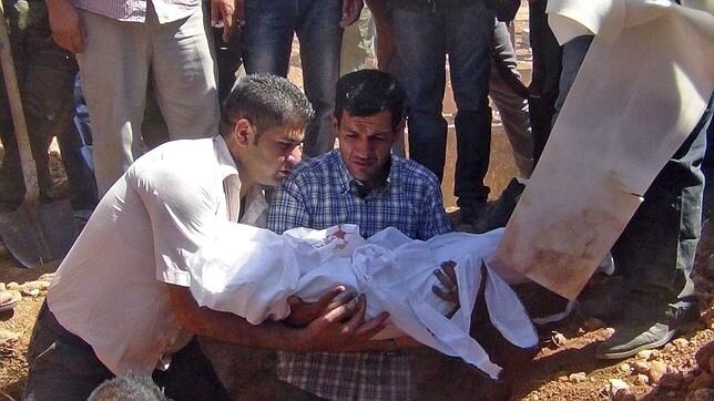 Abdulá Kurdi entierra a su hijo Aylan en Kobani