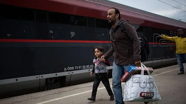 Un grupo de inmigrantes se dirige a Viena desde la estación de Nickelsdorf