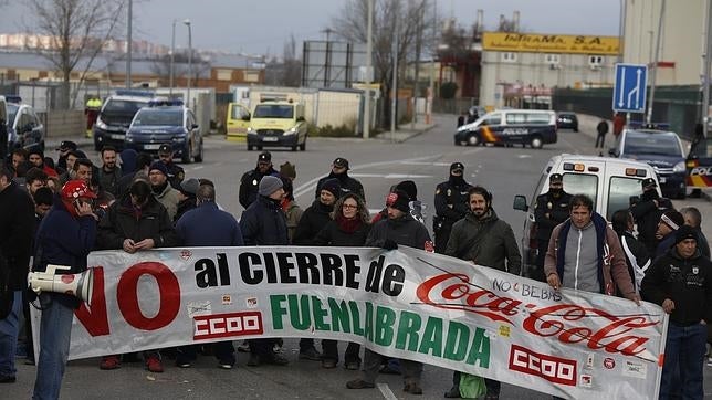 «Alegría contenida» entre los trabajadores que vuelven a la embotelladora de Coca-Cola