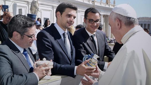 El Papa Francisco recibe cerámica de Talavera y del Puente del Arzobispo