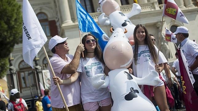 Los productores de leche se rebelan contra los bajos precios