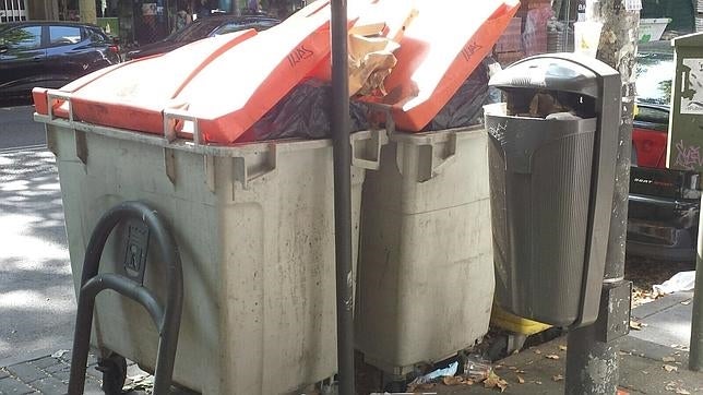 Varios contenedores hasta arriba de basura