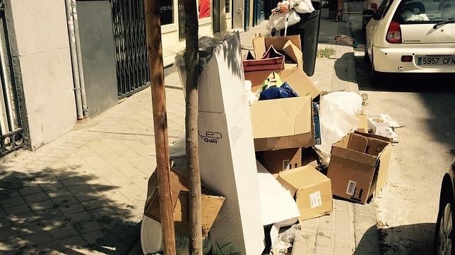 Varias cajas y restos de basura en plena calle