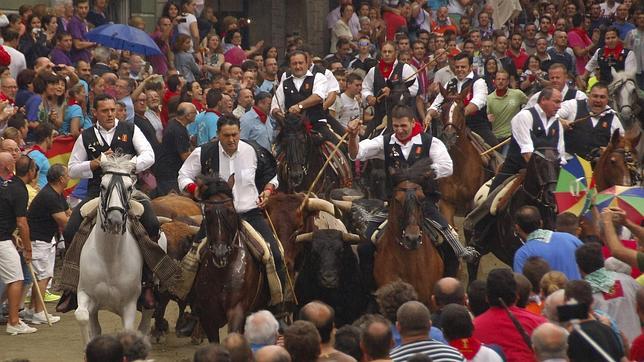 La lluvia no puede con la entrada de toros y caballos de Segorbe